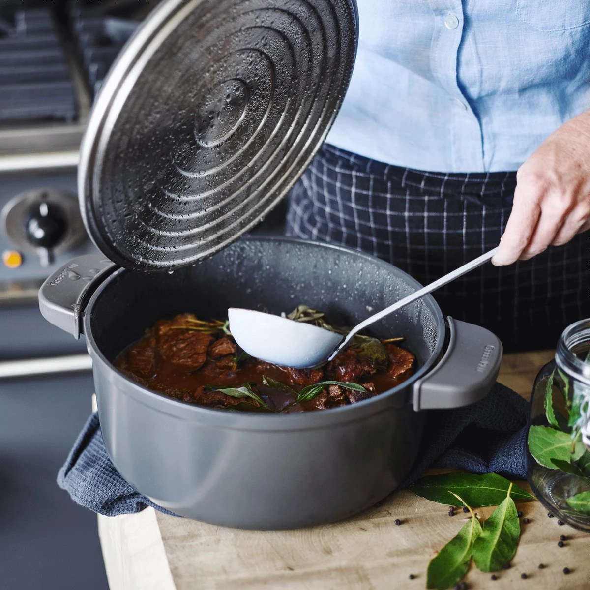 GreenPan Featherweights Braadpan 22cm - Zwart - Inductie - PFAS-vrij 2 GreenPan Featherweights Braadpan 22cm - Zwart - Inductie - PFAS-vrij - Afbeelding 2