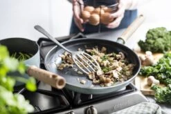 GreenPan Mayflower Koekenpannenset Ø 20cm + Ø 24cm + 1 Accessoire - Lichtblauw - Inductie - PFAS-vrij 23 GreenPan Mayflower Koekenpannenset Ø 20cm + Ø 24cm + 1 Accessoire - Lichtblauw - Inductie - PFAS-vrij -Greenpan 1200x800 5