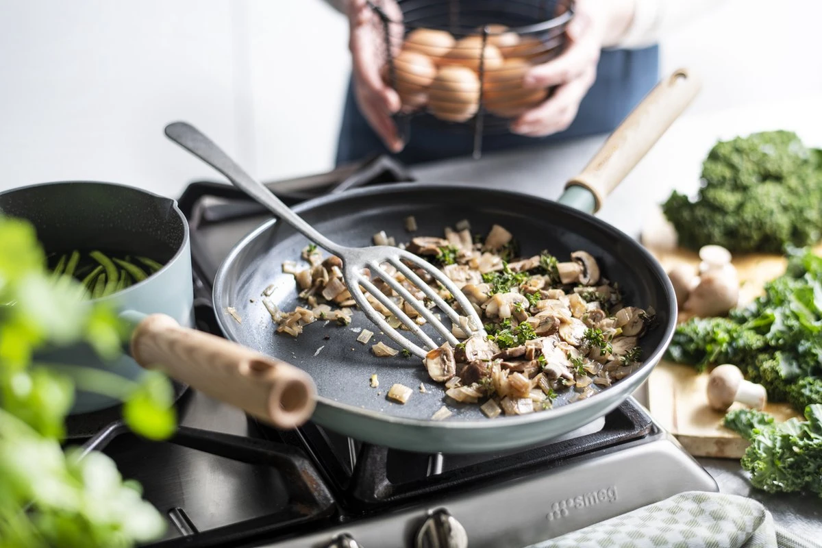 GreenPan Mayflower Koekenpannenset Ø 20cm + Ø 24cm + 1 Accessoire - Lichtblauw - Inductie - PFAS-vrij 5 GreenPan Mayflower Koekenpannenset Ø 20cm + Ø 24cm + 1 Accessoire - Lichtblauw - Inductie - PFAS-vrij - Afbeelding 5