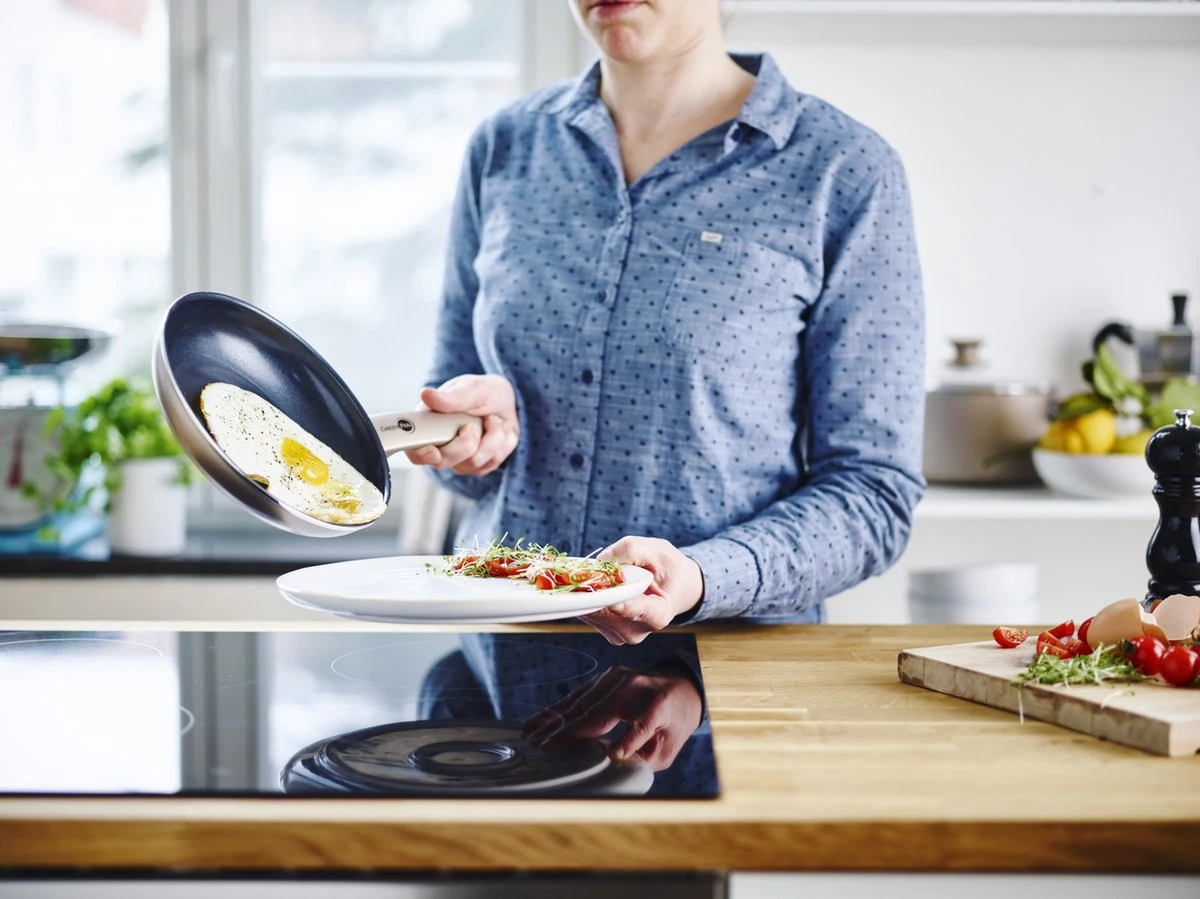 GreenPan Cambridge Hapjespan Met Deksel 28cm - Brons - Inductie - PFAS-vrij 4 GreenPan Cambridge Hapjespan Met Deksel 28cm - Brons - Inductie - PFAS-vrij - Afbeelding 4